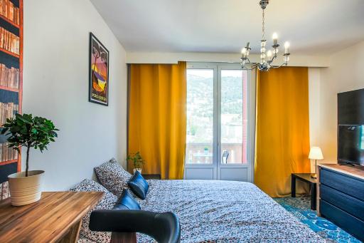 #4 Toulon CENTRE, BALCON, VUE SUR CORNICHE, LUMINEUX, AU CALME, STATIONNEMENT FACILE & GRATUIT - Housity