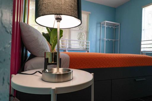 Beds n' Drinks - Housity