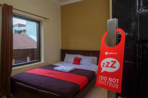 RedDoorz at Hotel Rich Parepare near Pantai Mattirotasi - Housity