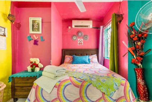 Colorful Private Room Oasis - Housity