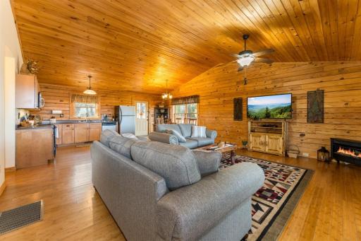 Bearadise Log Cabin - Housity