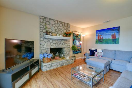Sunny Lakefront Family Paradise with Deck and 2 Kayaks - Housity