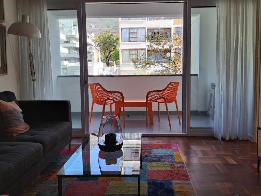 Table Mountain views, modern,lots of natural light, with parking - Housity