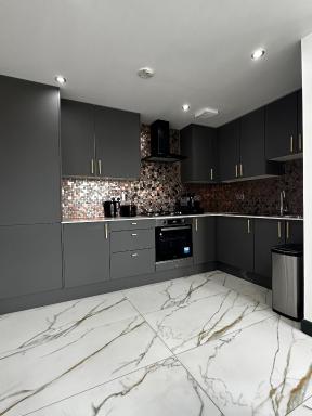 Two bed apartment with balcony Slough,Windsor,Legoland - Housity