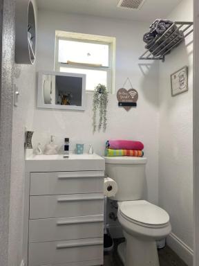 Tiny place w private hot jacuzzi 7 min to Miami international airport - Housity