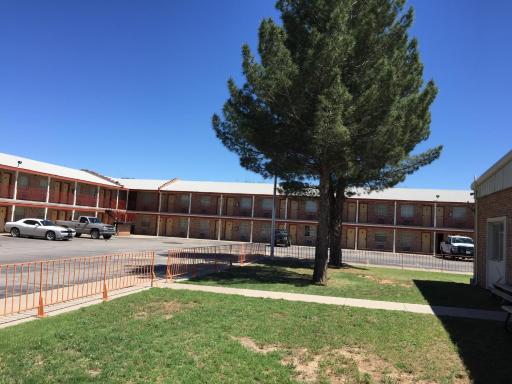 Great Western Inn & Suites - Housity