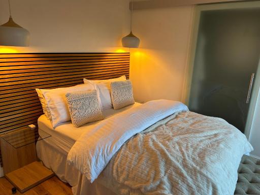 Private Room with En-Suite in Shared House - Housity