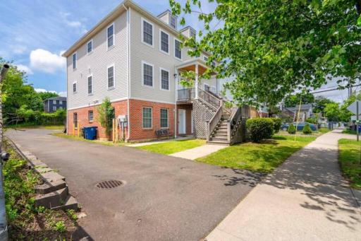 Gorgeous Waterfront 3 Bedroom, 1.5 Bathroom Unit. - Housity