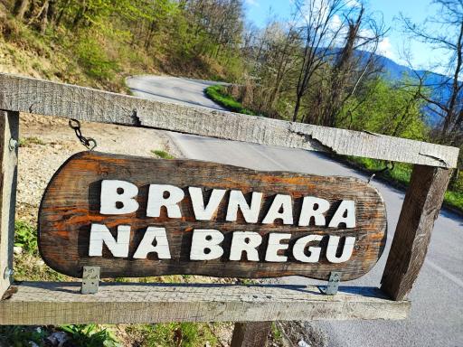 Brvnara na bregu - Housity