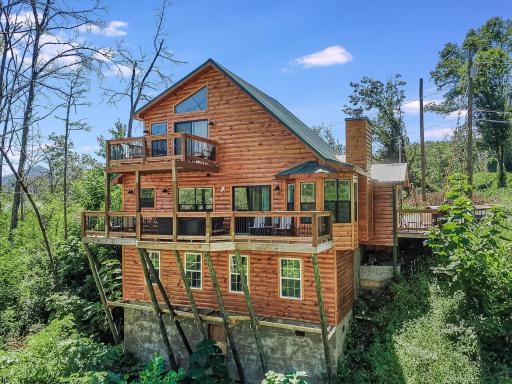 Misty Hollow, 3 Bedrooms, Hot Tub, Pool Table, Fireplace, Pool, Sleeps 10 - Housity