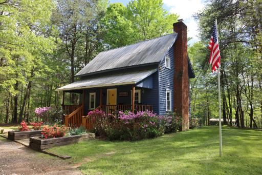 Romantic, Secluded Historic Cottage on 5 Acres 30 mins to TIEC - Housity
