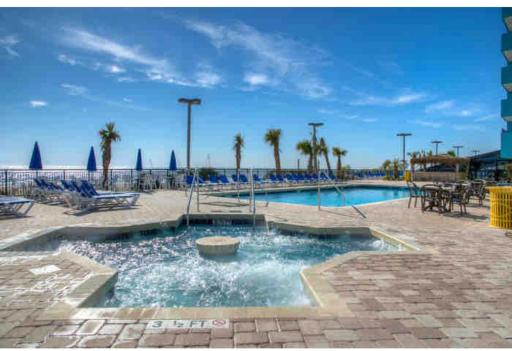 Upgraded Studio at Landmark Resort ! 17 pools, lazy rivers, jacuzzis! 814 - Housity