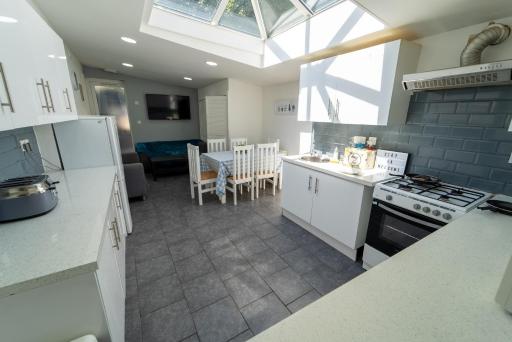 STAY SA Spacious studios next to UOB and 10min to the City! - Housity