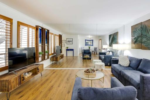 Stylish Condo with Pool in Knox Henderson! - Housity