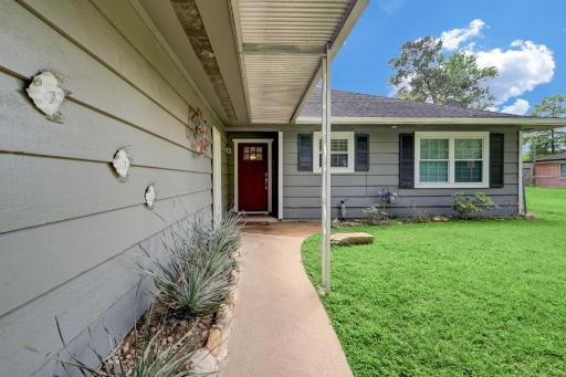 Kingwood Cottage - 10 mins from IAH - Lake Front - Housity