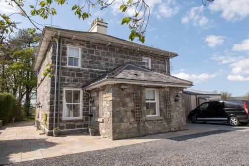 Church Farmhouse - Castle View (4 bedroom) & Church View (2 bedroom) - Housity