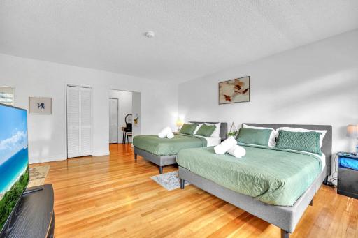 Unique 2 units in 1, sleeps up to 11 people. - Housity