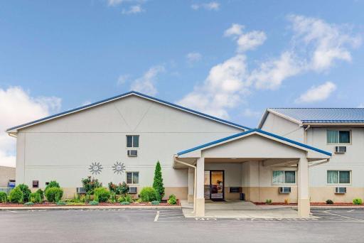 Super 8 by Wyndham Indianapolis Emerson - Housity