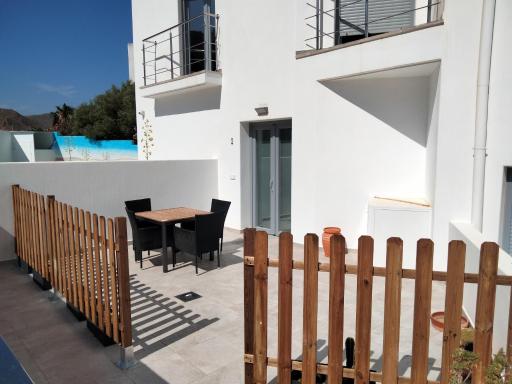 Apartamento con terraza y piscina comunitaria - Housity