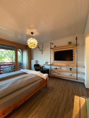 Doppelzimmer mit Bad & Balkon - Housity