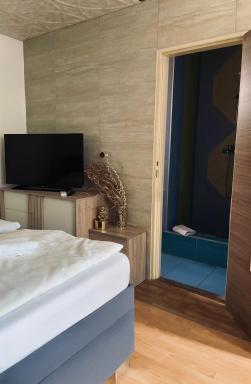 Harrys Scarlett House - Housity