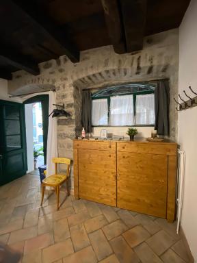 La Casa nei Vicoli: in Centro a Due Passi dal Lago - Housity