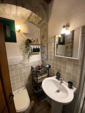 La Casa nei Vicoli: in Centro a Due Passi dal Lago - Housity