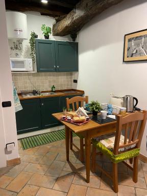 La Casa nei Vicoli: in Centro a Due Passi dal Lago - Housity