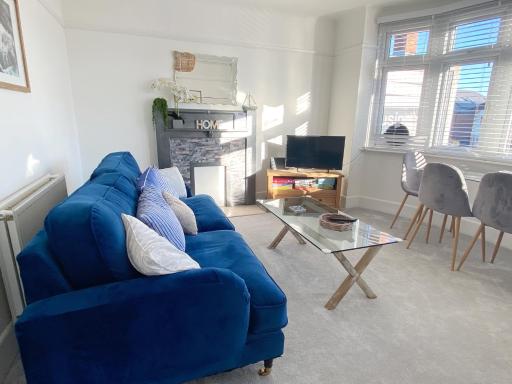 Coastal Breeze - Beautiful two bedroom apartment with free parking near local beaches - Housity
