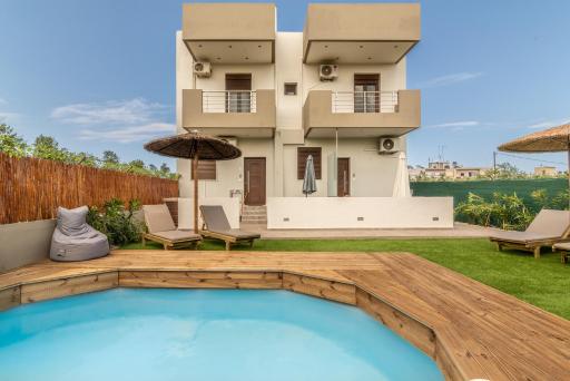 Cozy House with Pool near Beach - Housity
