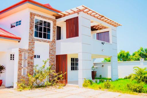 Lovely 4 Bedroom Solar Powered House with CCTV and Unlimited WiFi near Devtraco Court Community 25 Tema - Housity
