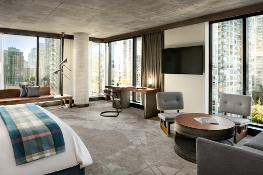 the DOUGLAS, Autograph Collection - Housity