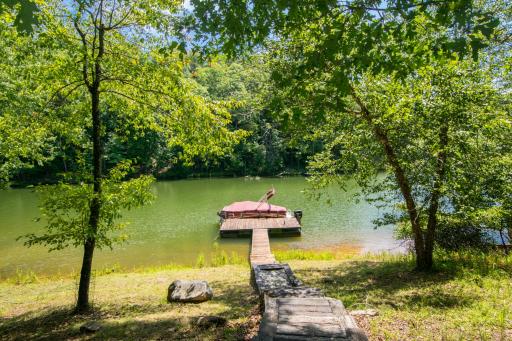 Lakefront Oasis - Housity