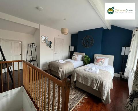 LOW rate for Winter - 4 Bedroom House and 3 Baths -Near City Centre Coventry with unlimited Wi-fi - 8DSC - Housity