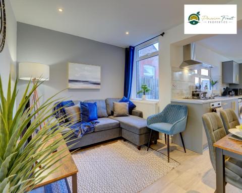 5 Bedroom House near Coventry City Centre with Netflix Wi-fi and Parking -34HRC - Housity