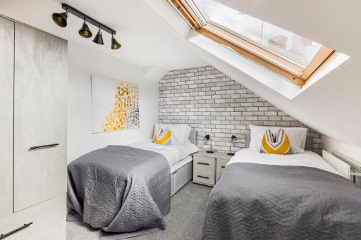Surrey Stays - 4 Bedroom House, CR5, Contractors Welcome, Sleeps 10, 2 Bathrooms, Near Town Centre, Train Stations and Gatwick Airport - Housity