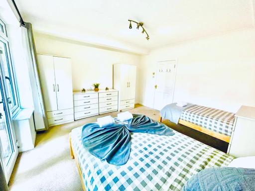 Up to 3 people, Room in a share house with private Garden access - Housity