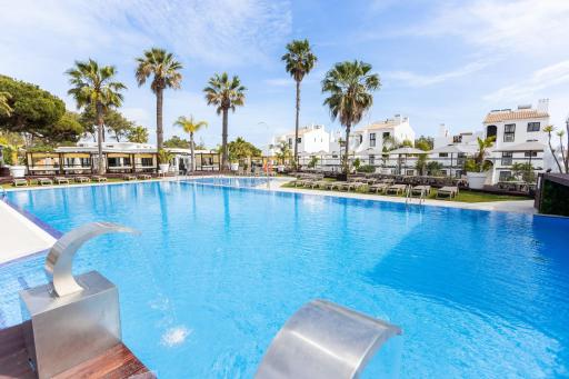 Apartamentos Honorio - Pool and Garden - Housity