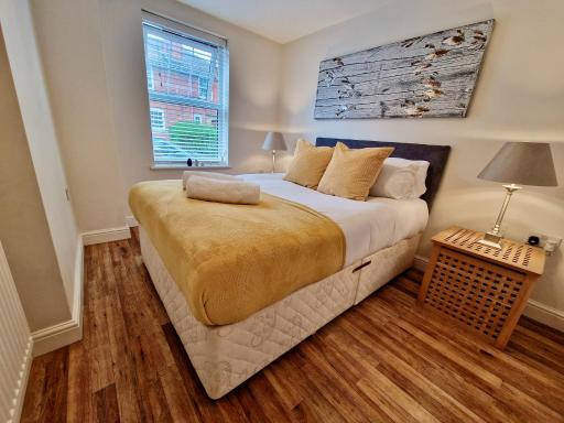 Stunning Luxury Serviced Apartment next to City Centre with Free Parking - Contractors & Relocators - Housity