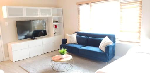 Bright and Modern Room with City Views - Housity
