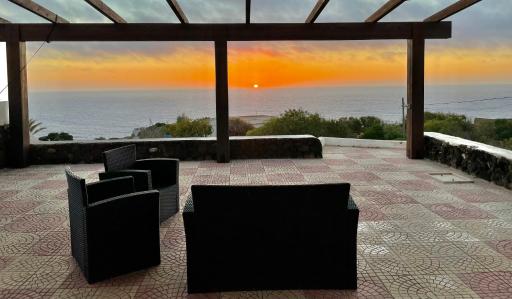 Waterfront Villa - Housity