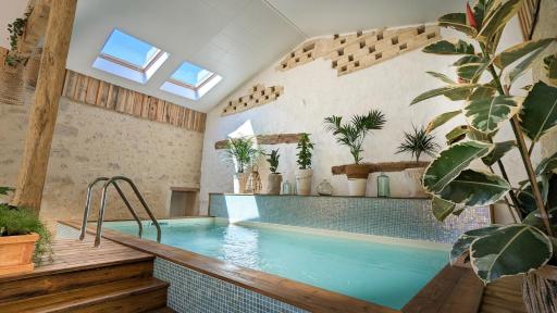 La Suite Bien-être, piscine intérieure chaufée, sauna & spa privés - Housity