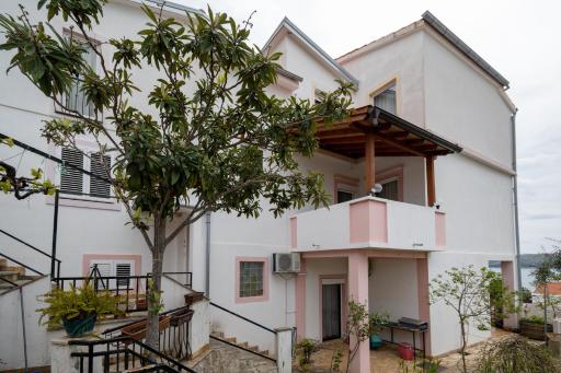 Apartments and rooms by the sea Posedarje, Novigrad - 21123 - Housity