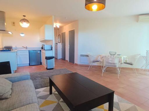 Bel appartement avec terrasse, garage, proche centre-ville, à La Croix Valmer - FR-1-226B-117 - Housity