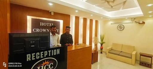 Hotel Crown City - Housity