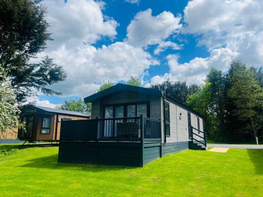 Silver Wood Lodge with Hot Tub - Housity
