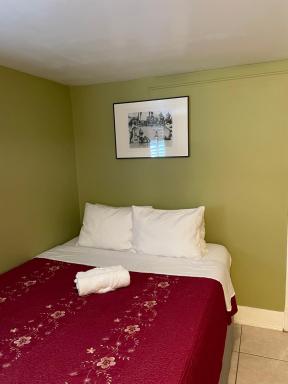 Spacious Private Los Angeles Bedroom with AC & WIFI & Private Fridge near USC the Coliseum Exposition Park BMO Stadium University of Southern California - Housity