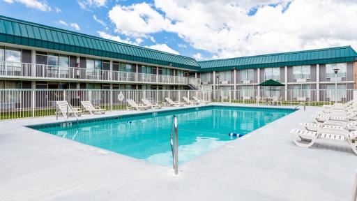 Red Roof Inn & Suites DeKalb - Housity