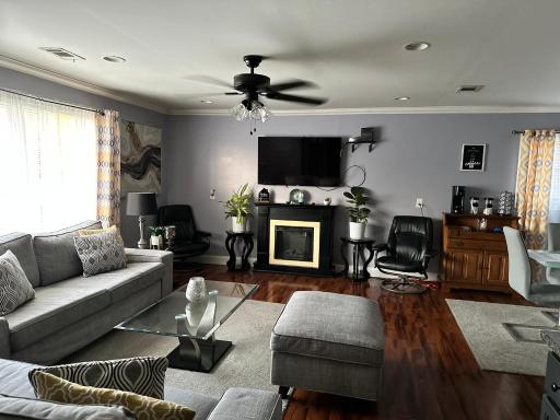 Large executive home with 5 bedrooms, 2.5 baths and game room. - Housity