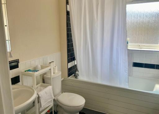 Stunning 3 bedroom property- Large Rooms - Housity